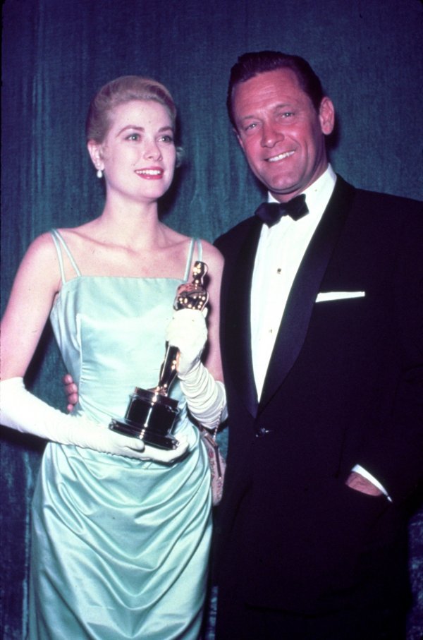 Mnogi su usporedili stajling Kate Middleton s onim kojeg je davne 1954. na dodjeli Oscara nosila Grace Kelly