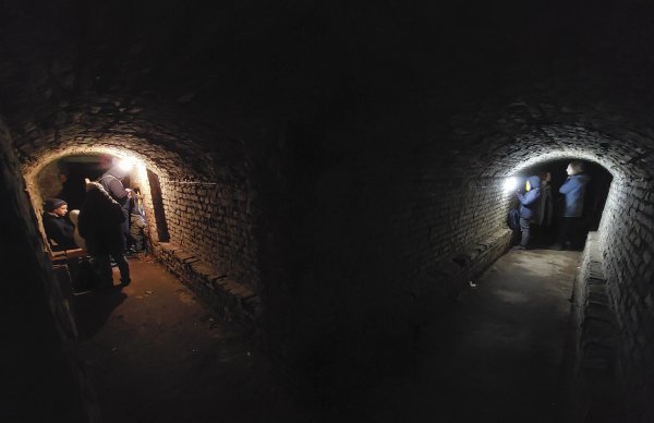 Stanovnici Lavova za vrijeme zračne uzbune skrivaju se u podrumima