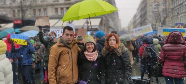 Veselinović s predsjedničkom kandidatkinjom koalicije Moramo Biljanom Stojković na prosvjedu protiv rata u Ukrajini