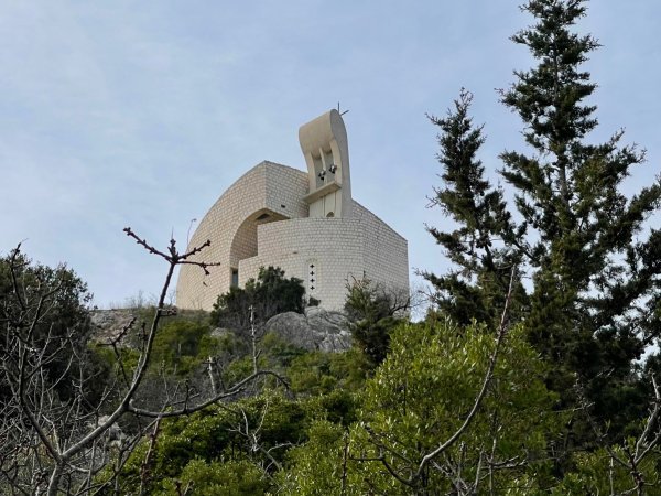 Vodice i crkva na Okitu