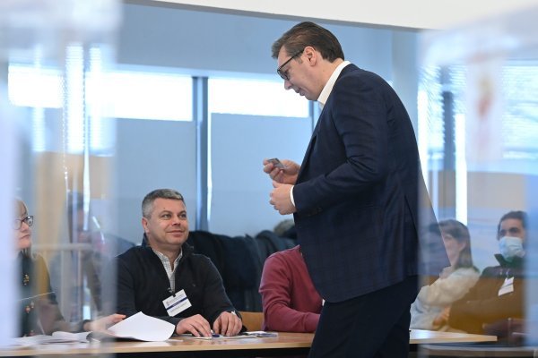 Predsjednik Srbije Aleksandar Vučić na glasačkom mjestu