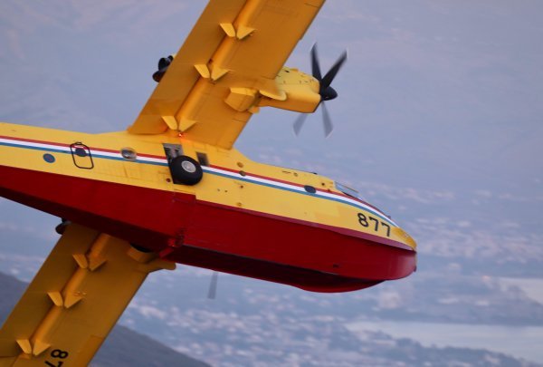 Hrvatski kanader CL-415 u akciji