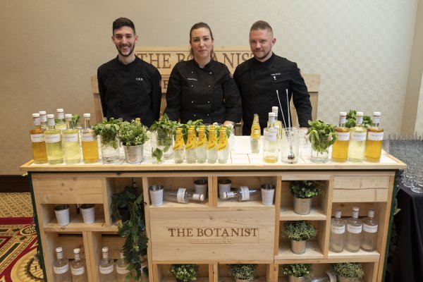 Kokteli Botanist tima Raise the Bar