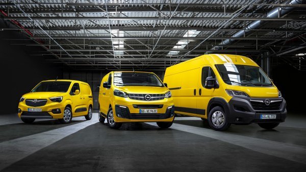 Opel Combo-e, Opel Vivaro-e i Opel Movano-e (desno)