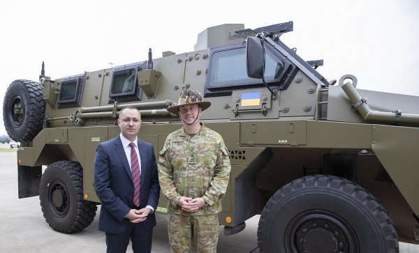 Ukrajinski veleposlanik u Australiji, Njegova Ekselencija Vasyl Myroshnychenko, pridružuje se general-bojniku Scottu Winteru, AM, zapovjedniku 1. divizije, u RAAF bazi Amberley, Queensland