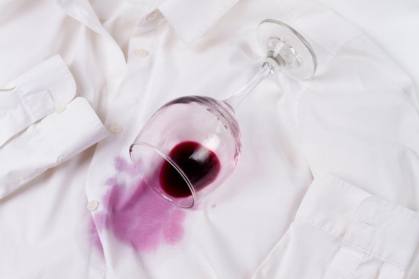 Mrlje od vina prvo isperite pod mlazom hladne vode