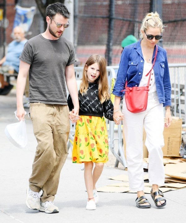 Sienna Miller i Tom Sturridge sa kćerkom Marlowe Ottoline Layng