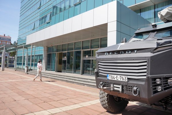 Oklopno vozilo ispred zgrade Vlade Republike Srpske u Banjoj Luci