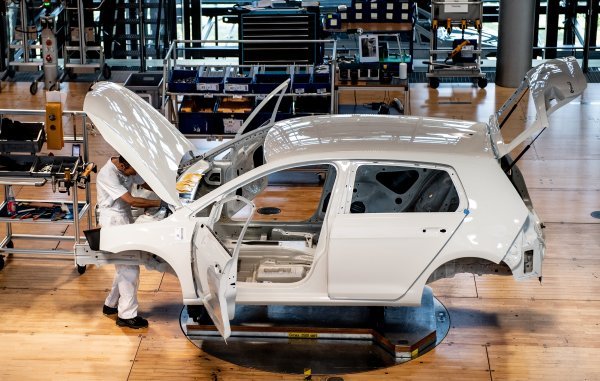 Proizvođači počinju ograničavati proizvodnju vozila kako bi proizvodnja bila sporija, ali redovitija