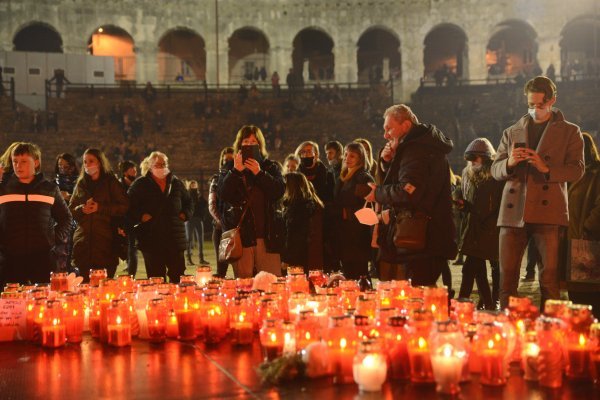 Pula se oprostila od Đorđa Balaševića u Areni a na dan ispraćaja u tamo su se puštale njegove pjesme punih osam sati 