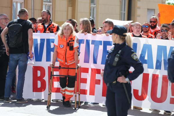 Zagreb: Zaposlenici Hitne službe prosvjeduju ispred zgrade Vlade na Trgu svetog Marka