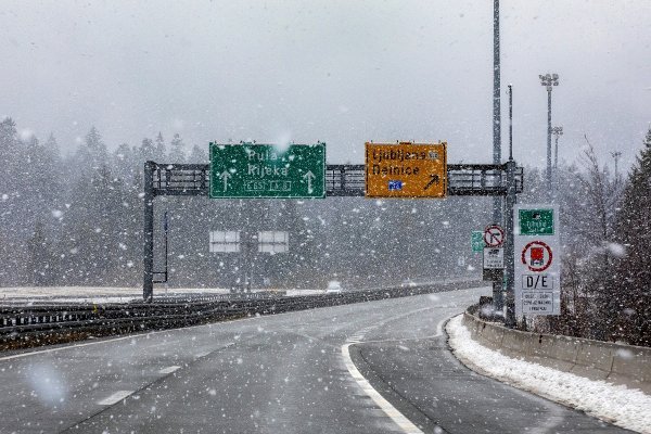 Uvjeti na autocesti Rijeka - Karlovac 2. travnja, kada je mjestimicno padao snijeg te su vrijedili zimski uvjeti na cestama