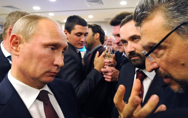 Vladimir Putin i Ilija Ponomarev (drugi s desna)