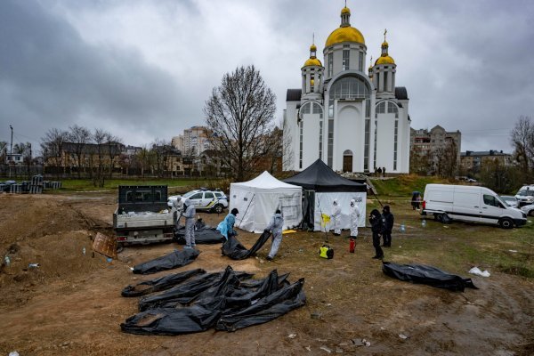 Iskapanje žrtava iz masovne grobnice u Buči