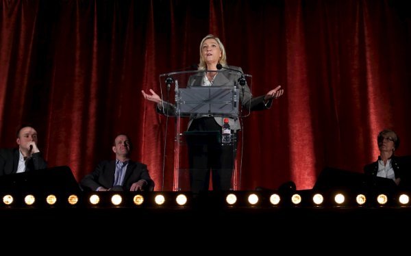 Le Pen najavljuje da će - ako pobijedi na predsjedničkim izborima 2017. godine - raspisati referendum o izlasku Francuske iz EU-a 