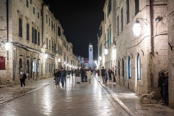 Građani na Stradunu nakon što se osjetio jak potres