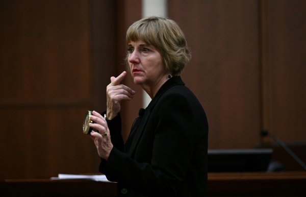 Odvjetnica Elaine Bredehoft pokazuje sporno korektor za lice