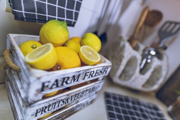 Zahvaljujući limunu, plastične posude za hranu bit će čiste i mirisne