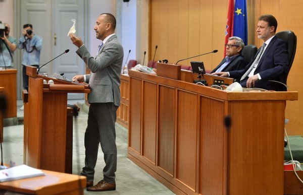 Zekanović u Sabor došao s vrećicom bijelog praha