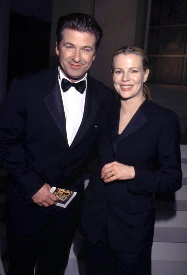 S Alecom Baldwin upoznala se na snimanju filma u kojem su oboje glumili i tada su započeli turbulentnu vezu koja je trajala 10 godina