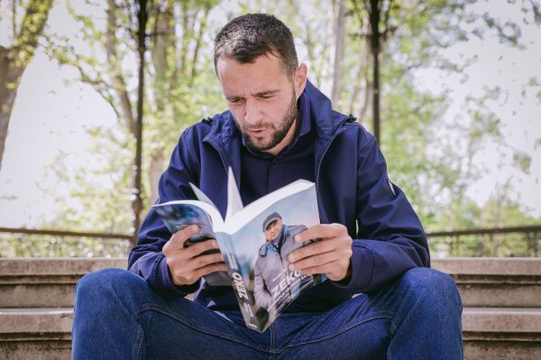 Dok je radio na knjizi i istraživao arhive, Španović je naišao i na arhive dosjea UDBA-e, i to ne samo o Zajecu, već i o Dinamu 1982. godine