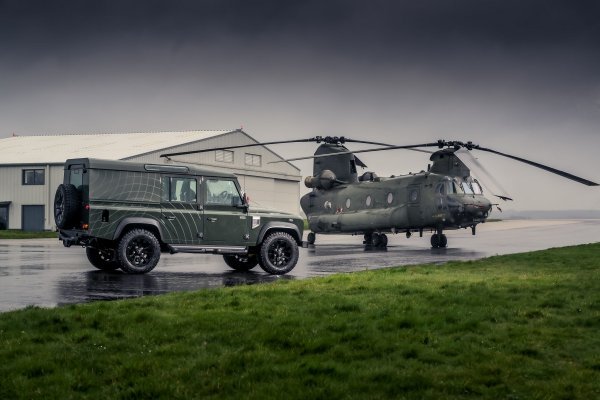 Jedini primjerak Tecniq Q40 Defender napravljen je u počast 40. godišnjice vojnog helikoptera Chinook