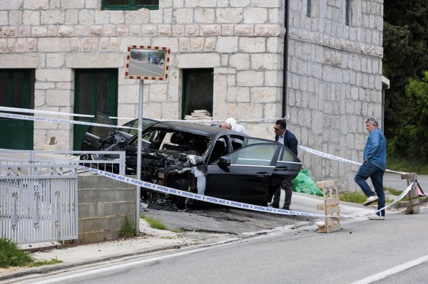 Policijski očevid na automobilu koji je planuo tijekom noći