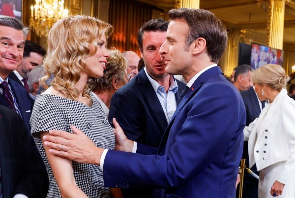 Emmanuel Macron pozdravlja se s pokćerkom Tiphanie