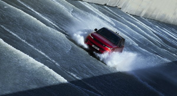 Range Rover Sport: povijesni uspon uz poplavljeni preljev brane na Islandu