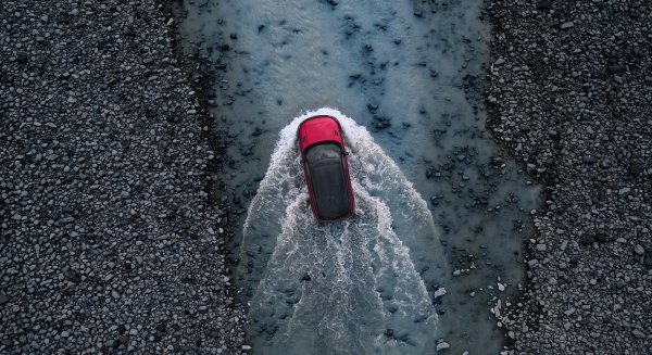 Range Rover Sport: povijesni uspon uz poplavljeni preljev brane na Islandu