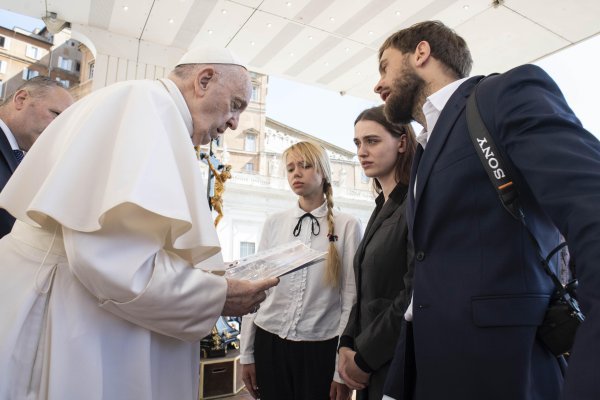 Papa Franjo se susreo sa suprugama boraca iz Azovstala