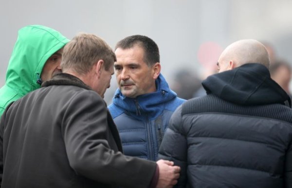 Nezadovoljni navijači Dinama i Ljubo Pavasović Visković (okrenut leđima)