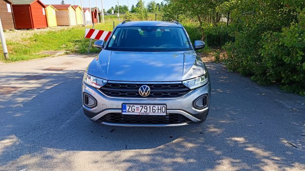 VW T-Roc 1.0 TSI Life: model s najslabijom verzijom trocilindričnog benzinskog TSI motora, snage 81 kW (110 KS), s prednjim pogonom i ručnim 6-stupanjskim mjenjačem