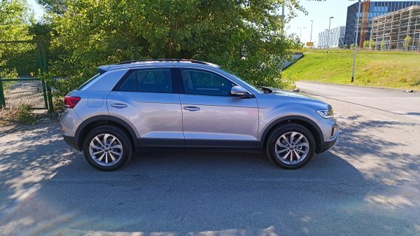 VW T-Roc 1.0 TSI Life: model s najslabijom verzijom trocilindričnog benzinskog TSI motora, snage 81 kW (110 KS), s prednjim pogonom i ručnim 6-stupanjskim mjenjačem