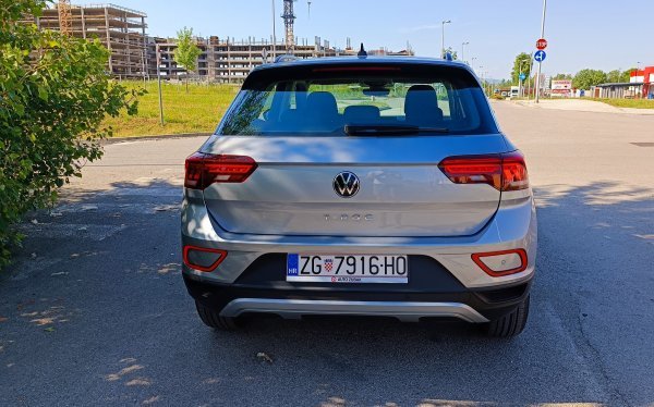 VW T-Roc 1.0 TSI Life: model s najslabijom verzijom trocilindričnog benzinskog TSI motora, snage 81 kW (110 KS), s prednjim pogonom i ručnim 6-stupanjskim mjenjačem