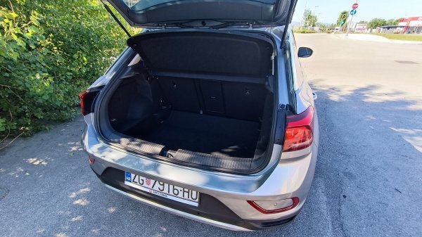 VW T-Roc 1.0 TSI Life: model s najslabijom verzijom trocilindričnog benzinskog TSI motora, snage 81 kW (110 KS), s prednjim pogonom i ručnim 6-stupanjskim mjenjačem