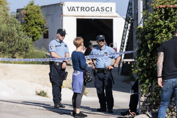 Supetar: Odgođena ovrha koja se jutros trebala provesti u sklopu nogometnog igrališta