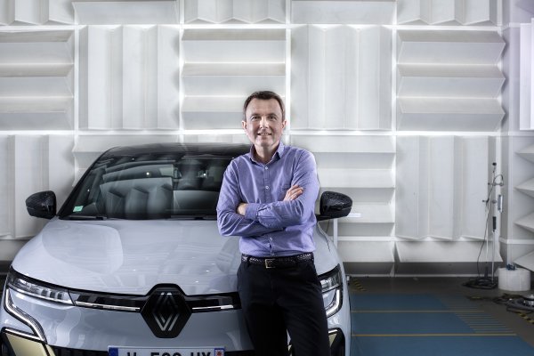 Stéphane, voditelj Odjela za akustiku i vibracije pri Renault Grupi, i novi Mégane E-TECH Electric