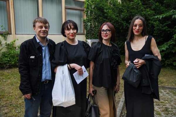 Matija i Marina Dedić u društvu prijateljica