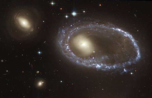 Prstenasta galaksija AM 0644-741
