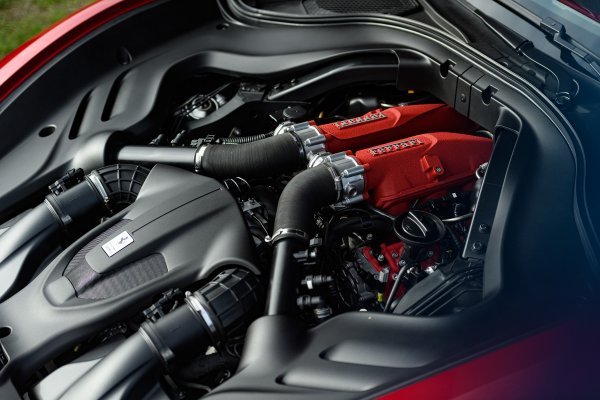 Ferrari Roma ima V8 motor s turbo punjačem snage 620 KS iz obitelji motora koji je osvojio ukupno četiri nagrade za Međunarodni motor godine u nizu