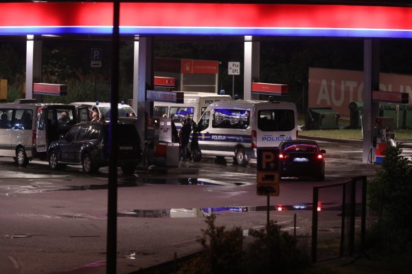 Obračun policije i Torcide na autocesti kod Desinca