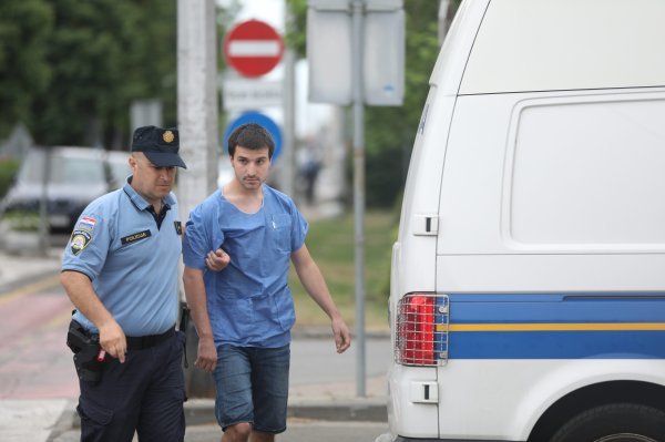 Privođenje uhićenih navijača Hajduka na ispitivanje