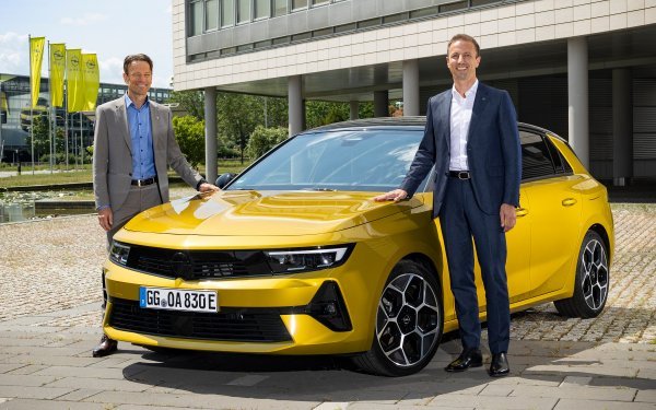 Florian Huettl (desno) službeno imenovan novim izvršnim direktorom Opela/Vauxhalla, a svoju je novu poziciju preuzeo od Uwea Hochgeschurtza (lijevo)