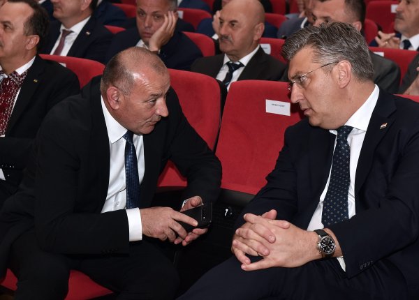 Premijer Plenković proglašen počasnim građaninom Ličko-senjske županije