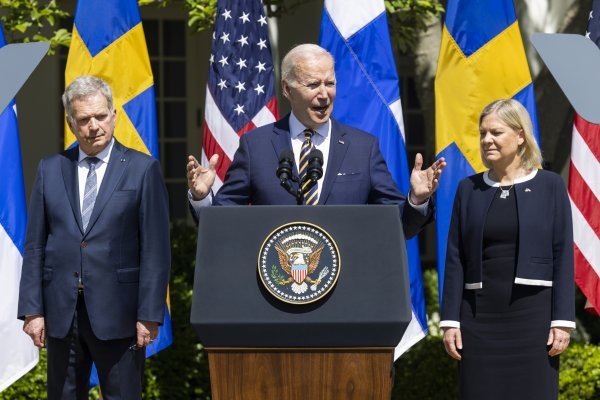 Američki predsjednik Joe Biden s finskim kolegom Saulijem Niinistom i švedskom premijerkom Magdalenom Andersson