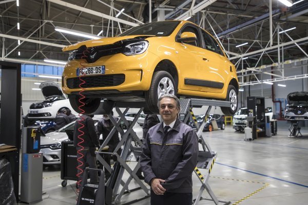 Izvršni direktor Renaulta Luca de Meo pozira tijekom posjeta tvornice ReFactory u Flinsu