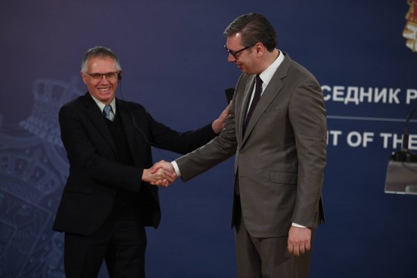 Carlos Tavares (izvršni direktor Stellantisa) i Aleksandar Vučić (predsjednik Republike Srbije) u travnju prilikom potpisivanja ugovora