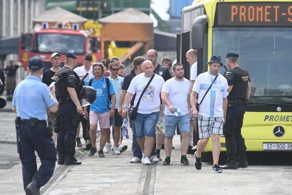 Navijači Rijeke u splitskoj luci nakon dolaska brodom