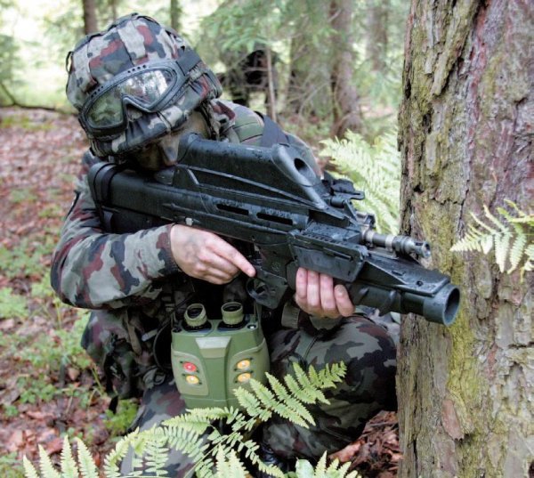 FN F2000 s bacačem granata